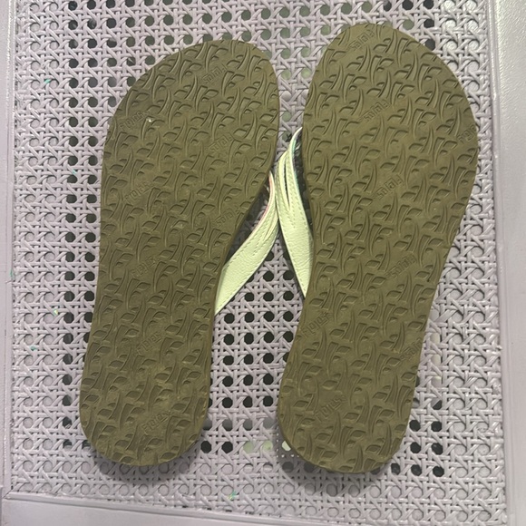 White Flojos flip flops size 9 - Picture 2 of 2